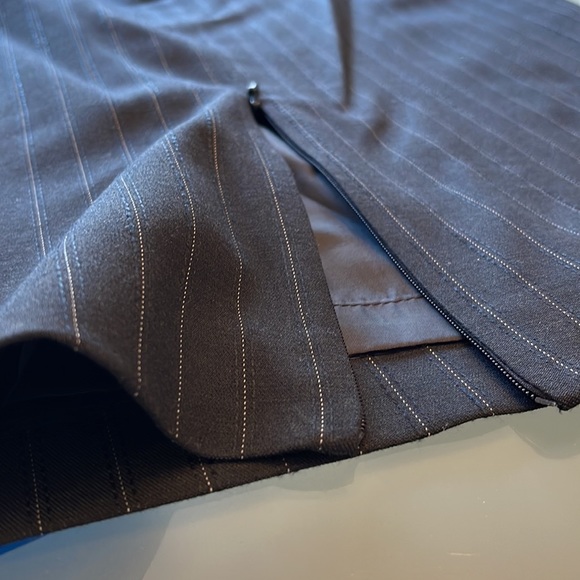 Anne Klein Blue pencil skirt suit, white pin stripe 2 button jacket - Picture 10 of 16